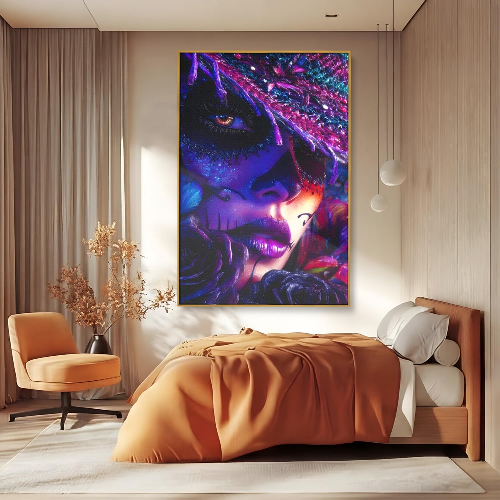 Tablou canvas cu tablou canvas cu portret feminin mov, in rama de aluminiu auriu, pe perete intr-un dormitor